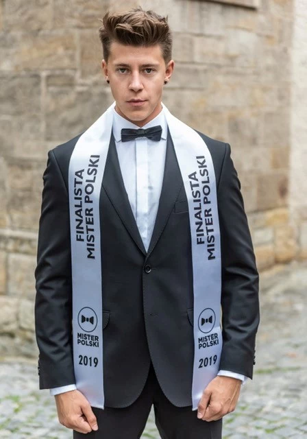 Michał Zabrzeski, 22 lata, Kraków Student czwartego tego roku Akademii Wychowania Fizycznego w Krakowie. Pasjonat uprawiający w przeszłości takie dyscypliny sportowe jak piłka nożna, tenis stołowy, tenis ziemny. Obecnie trenuję sporty walki, łącząc pasję z treningiem obwodowym oraz elementami akrobatyki. Jestem też trenerem personalnym oraz instruktorem tenisa ziemnego. Pasjonuje mnie zdrowy tryb życia oraz gotowanie. Pracuję jako model i to właśnie moda jest moją największą pasją. Michał Zabrzeski, 22 lata, Kraków Student czwartego tego roku Akademii Wychowania Fizycznego w Krakowie. Pasjonat uprawiający w przeszłości takie dyscypliny sportowe jak piłka nożna, tenis stołowy, tenis ziemny. Obecnie trenuję sporty walki, łącząc pasję z treningiem obwodowym oraz elementami akrobatyki. Jestem też trenerem personalnym oraz instruktorem tenisa ziemnego. Pasjonuje mnie zdrowy tryb życia oraz gotowanie. Pracuję jako model i to właśnie moda jest moją największą pasją.