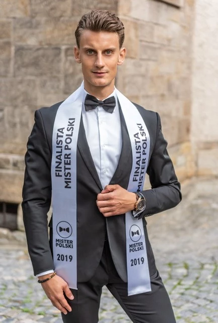 Jakub Bzdawka, 28 lat, Świecie Pochodzę ze Świecia, jednak od trzech lat mieszkam w Warszawie. Na co dzień pracuję jako przedstawiciel handlowy w branży telekomunikacyjnej. Dodatkowo też w agencji eventowej. Staram się również wspierać potrzebujących, biorąc udział w akcjach charytatywnych. Jestem wielkim miłośnikiem piłki nożnej, a od sześciu lat sędzią piłkarskim. Uwielbiam gotować. Jedną z najważniejszych rzeczy, którą sobie cenię w życiu jest rodzina. Miałem okazję wziąć udział w kilku teledyskach, a także chodzić w pokazach mody. Jakub Bzdawka, 28 lat, Świecie Pochodzę ze Świecia, jednak od trzech lat mieszkam w Warszawie. Na co dzień pracuję jako przedstawiciel handlowy w branży telekomunikacyjnej. Dodatkowo też w agencji eventowej. Staram się również wspierać potrzebujących, biorąc udział w akcjach charytatywnych. Jestem wielkim miłośnikiem piłki nożnej, a od sześciu lat sędzią piłkarskim. Uwielbiam gotować. Jedną z najważniejszych rzeczy, którą sobie cenię w życiu jest rodzina. Miałem okazję wziąć udział w kilku teledyskach, a także chodzić w pokazach mody.