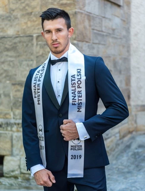 Eryk Łuszczewski, 20 lat, Ciechanowiec Jestem uczniem czwartej klasy technikum budowlanego w Ciechanowcu. W wolnych chwilach czerpię przyjemność z moich pasji, jakimi są siłownia i motoryzacja. Na co dzień wraz z bratem prowadzę rodzinną firmę budowlaną. Jestem fanem sztuk walki. Lubię je zarówno oglądać, jak i w nich uczestniczyć. Eryk Łuszczewski, 20 lat, Ciechanowiec Jestem uczniem czwartej klasy technikum budowlanego w Ciechanowcu. W wolnych chwilach czerpię przyjemność z moich pasji, jakimi są siłownia i motoryzacja. Na co dzień wraz z bratem prowadzę rodzinną firmę budowlaną. Jestem fanem sztuk walki. Lubię je zarówno oglądać, jak i w nich uczestniczyć.
