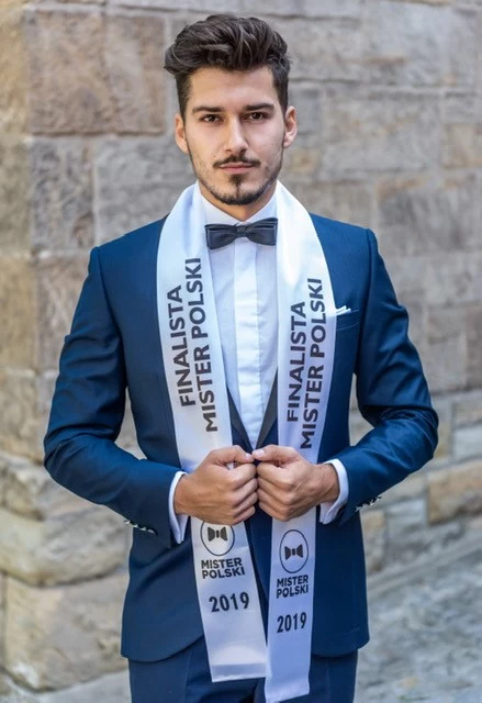 Krystian Wojtkiewicz, 21 lat, Dobre Miasto Pochodzę z niewielkiej miejscowości położonej nieopodal Olsztyna - Dobre Miasto. Na co dzień jestem studentem trzeciego roku bezpieczeństwa narodowego na Uniwersytecie w Olsztynie. Ponadto moją pasją jest siatkówka, którą trenuję od około dziesięciu lat. W ubiegłym sezonie byłem zawodnikiem II-ligowego akademickiego klubu siatkarskiego AZS UWM Olsztyn, a w tym zawodnikiem KS Masuria Volley Giżycko. Siatkówka plażowa również nie jest mi obca, gdyż cały okres letni spędzam na piaskowych boiskach. W bieżącym roku zdobyłem Mistrzostwo Polski Uniwersytetów oraz Akademickie Vice-Mistrzostwo Polski w siatkówce halowej. Interesuję się sportem dosłownie pod każdą postacią, czy to siłownią, czy grami zespołowymi, wszystko co związane z aktywnością fizyczną jest dla mnie motorem napędowym. Jestem wielkim zwolennikiem instrumentów klawiszowych, a także muzyki. Bez niej świat dla mnie byłby zdecydowanie smutniejszy. Brałem udział również w teledyskach muzycznych, wybiegach oraz sesjach zdjęciowych, także aktorstwo/modeling jest mi znane oraz jak najbardziej w kręgu moich zainteresowań. Staram się rozwijać jako konferansjer oraz wodzirej. Bardzo lubię rozmawiać z ludźmi oraz nawiązywać kontakty. W przyszłości chciałbym pracować w służbach specjalnych, stąd wybrany przeze mnie kierunek studiów. Dodatkowo uwielbiam tańczyć, co pozwala mi wyrażać siebie. Krystian Wojtkiewicz, 21 lat, Dobre Miasto Pochodzę z niewielkiej miejscowości położonej nieopodal Olsztyna - Dobre Miasto. Na co dzień jestem studentem trzeciego roku bezpieczeństwa narodowego na Uniwersytecie w Olsztynie. Ponadto moją pasją jest siatkówka, którą trenuję od około dziesięciu lat. W ubiegłym sezonie byłem zawodnikiem II-ligowego akademickiego klubu siatkarskiego AZS UWM Olsztyn, a w tym zawodnikiem KS Masuria Volley Giżycko. Siatkówka plażowa również nie jest mi obca, gdyż cały okres letni spędzam na piaskowych boiskach. W bieżącym roku zdobyłem Mistrzostwo Polski Uniwersytetów oraz Akademickie Vice-Mistrzostwo Polski w siatkówce halowej. Interesuję się sportem dosłownie pod każdą postacią, czy to siłownią, czy grami zespołowymi, wszystko co związane z aktywnością fizyczną jest dla mnie motorem napędowym. Jestem wielkim zwolennikiem instrumentów klawiszowych, a także muzyki. Bez niej świat dla mnie byłby zdecydowanie smutniejszy. Brałem udział również w teledyskach muzycznych, wybiegach oraz sesjach zdjęciowych, także aktorstwo/modeling jest mi znane oraz jak najbardziej w kręgu moich zainteresowań. Staram się rozwijać jako konferansjer oraz wodzirej. Bardzo lubię rozmawiać z ludźmi oraz nawiązywać kontakty. W przyszłości chciałbym pracować w służbach specjalnych, stąd wybrany przeze mnie kierunek studiów. Dodatkowo uwielbiam tańczyć, co pozwala mi wyrażać siebie.