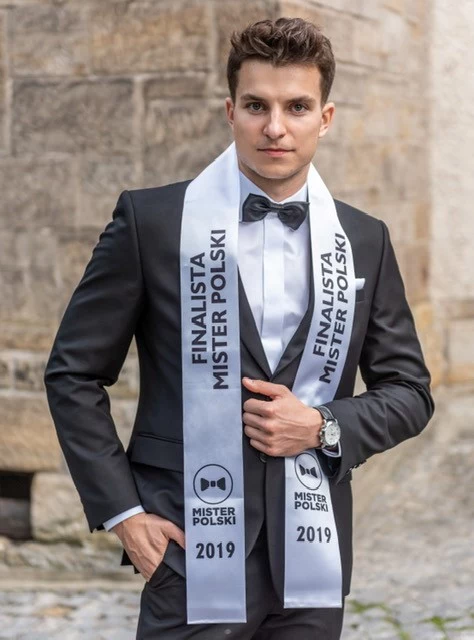 Damian Łukasik, 26 lat, Warszawa Urodziłem się i mieszkam w Warszawie. Ukończyłem studia magisterskie na Akademii Wychowania Fizycznego na kierunku menadżerskim. Jestem instruktorem snowboardu oraz żeglarzem. Od wielu lat pracuje w teatrze jako oświetleniowiec. Jednak moje całe życie to sport. Od najmłodszych lat gram w piłkę nożną, siatkówkę oraz squasha. Trenuje również akrobatykę i dzięki konkursowi na Mistera Polski przekonałem się do siłowni. Kocham też muzykę, amatorsko gram na gitarze, perkusji i sobie podśpiewuje. Uwielbiam gotować i podróżować. Marzy mi się wyjazd do USA. Chciałbym też w przyszłości spróbować swoich sił w wyścigach samochodowych. Adrenalina, prędkość i ryzyko w moim życiu są na porządku dziennym. Liczę, że moja wszechstronność będzie siłą w konkursie, po którym chciałbym pracować w modelingu. Damian Łukasik, 26 lat, Warszawa Urodziłem się i mieszkam w Warszawie. Ukończyłem studia magisterskie na Akademii Wychowania Fizycznego na kierunku menadżerskim. Jestem instruktorem snowboardu oraz żeglarzem. Od wielu lat pracuje w teatrze jako oświetleniowiec. Jednak moje całe życie to sport. Od najmłodszych lat gram w piłkę nożną, siatkówkę oraz squasha. Trenuje również akrobatykę i dzięki konkursowi na Mistera Polski przekonałem się do siłowni. Kocham też muzykę, amatorsko gram na gitarze, perkusji i sobie podśpiewuje. Uwielbiam gotować i podróżować. Marzy mi się wyjazd do USA. Chciałbym też w przyszłości spróbować swoich sił w wyścigach samochodowych. Adrenalina, prędkość i ryzyko w moim życiu są na porządku dziennym. Liczę, że moja wszechstronność będzie siłą w konkursie, po którym chciałbym pracować w modelingu.