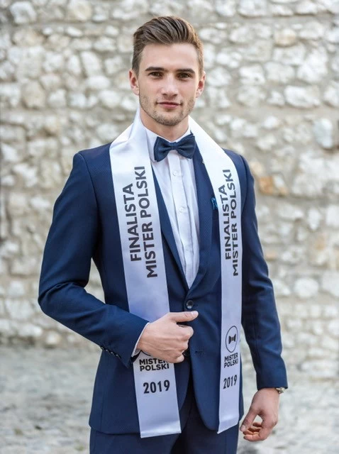 Mateusz Kuboszek, 22 lata, Zabłocie Jestem z Zabłocia, pracuję w zakładzie wyrobów metalowych na dziale ocynkowni. Jest to praca fizyczna, ale bardzo ja lubię. Skończyłem liceum o profilu wojskowym, więc dyscyplina jest mi bardzo bliska. Moją wielką pasją jest szkic (a w szczególności portrety). Uwielbiam też grać na gitarze, a w wolnych chwilach również w koszykówkę. Mateusz Kuboszek, 22 lata, Zabłocie Jestem z Zabłocia, pracuję w zakładzie wyrobów metalowych na dziale ocynkowni. Jest to praca fizyczna, ale bardzo ja lubię. Skończyłem liceum o profilu wojskowym, więc dyscyplina jest mi bardzo bliska. Moją wielką pasją jest szkic (a w szczególności portrety). Uwielbiam też grać na gitarze, a w wolnych chwilach również w koszykówkę.