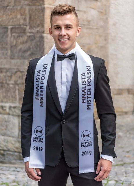 Kordian Dobosik, 20 lat, Częstochowa Od roku mieszkam i studiuję w Katowicach. Na co dzień pracuję jako logistyk w firmie transportowej. Moimi najwększymi zainteresowaniami jest motoryzacja oraz sport. Wiele lat trenowałem zawodowo koszykówkę oraz sztuki walki. Od roku trenuję na siłowni. Przez 5 lat byłem w agencji modelingowej, gdzie rozwijałem się w tym kierunku. Gotowanie to moja trzecia największa pasja, uwielbiam gotować, szczególnie dla kogoś. Coś co najbardziej sobie cenie to szczerość oraz lojalność. Kordian Dobosik, 20 lat, Częstochowa Od roku mieszkam i studiuję w Katowicach. Na co dzień pracuję jako logistyk w firmie transportowej. Moimi najwększymi zainteresowaniami jest motoryzacja oraz sport. Wiele lat trenowałem zawodowo koszykówkę oraz sztuki walki. Od roku trenuję na siłowni. Przez 5 lat byłem w agencji modelingowej, gdzie rozwijałem się w tym kierunku. Gotowanie to moja trzecia największa pasja, uwielbiam gotować, szczególnie dla kogoś. Coś co najbardziej sobie cenie to szczerość oraz lojalność.