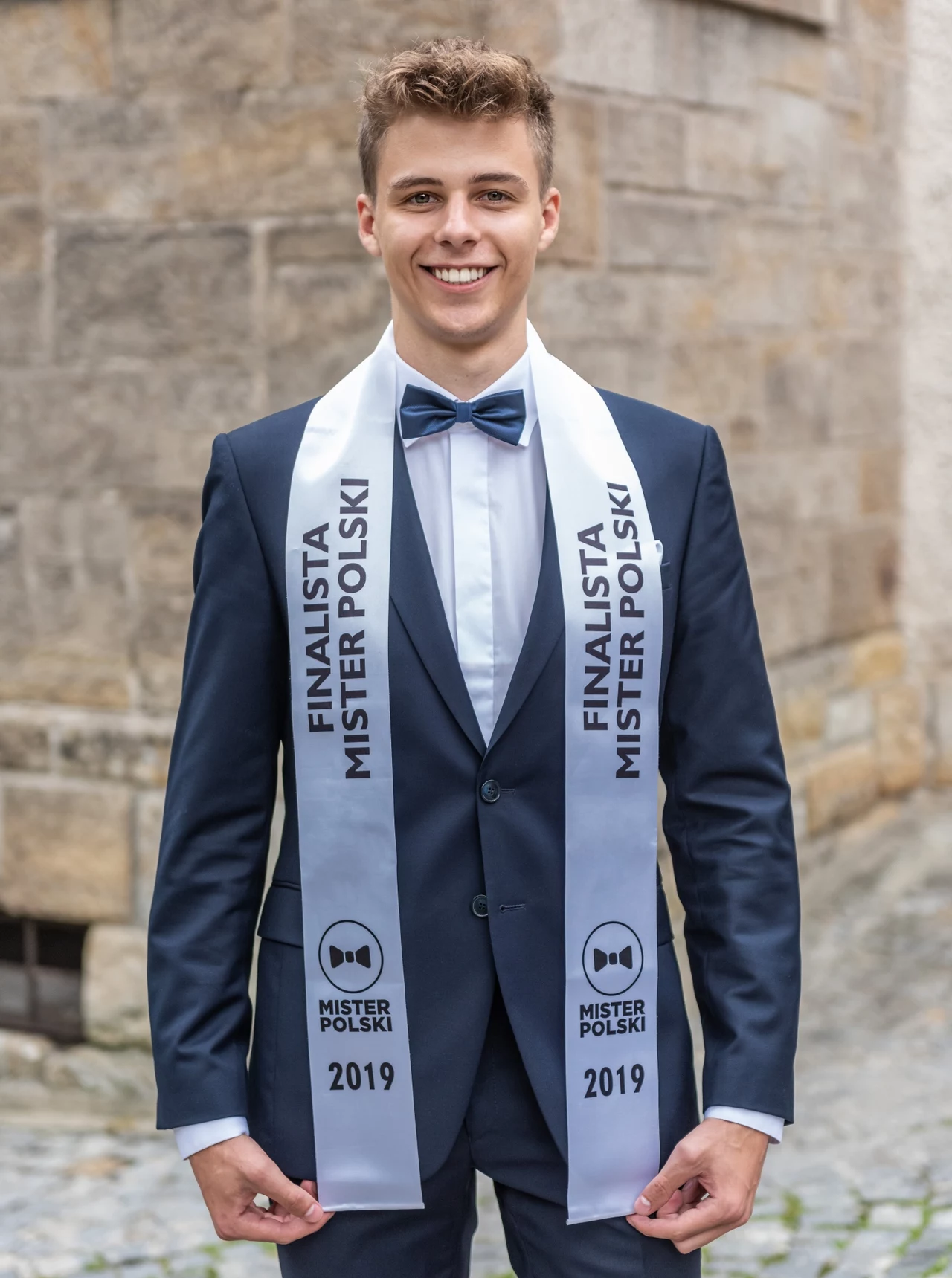 Kamil Mierzwa, 20 lat, Jasło W tym roku skończyłem technikum informatyczne i przeprowadziłem się do Krakowa, a także zacząłem swoja przygodę ze studiami informatycznymi na WSEI. W wolnych chwilach prowadzę swój kanał na TikToku i piszę strony WWW. Od niedawna zacząłem przygodę z misterem i współpracę z agencjami jako model w Krakowie i Rzeszowie. Od trzech lat uprawiam sporty ekstremalne. Są to min biegi wyczynowe, wspinaczka górska i kolarstwo górskie. Za niedługo planuję założyć swoją pierwszą minidziałalność związaną z tworzeniem stron internetowych. Kamil Mierzwa, 20 lat, Jasło W tym roku skończyłem technikum informatyczne i przeprowadziłem się do Krakowa, a także zacząłem swoja przygodę ze studiami informatycznymi na WSEI. W wolnych chwilach prowadzę swój kanał na TikToku i piszę strony WWW. Od niedawna zacząłem przygodę z misterem i współpracę z agencjami jako model w Krakowie i Rzeszowie. Od trzech lat uprawiam sporty ekstremalne. Są to min biegi wyczynowe, wspinaczka górska i kolarstwo górskie. Za niedługo planuję założyć swoją pierwszą minidziałalność związaną z tworzeniem stron internetowych.