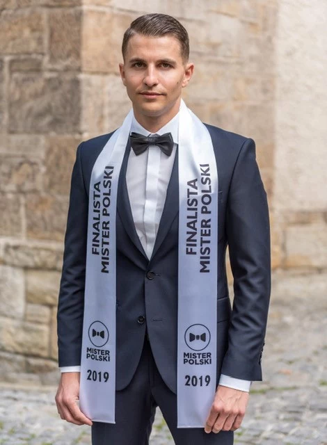 Jan Pyrek, 28 lat, Warszawa Od urodzenia mieszkam w Warszawie. Jestem absolwentem Akademii Leona Koźmińskiego na kierunku administracja. Pasjonuję się sportem, dietetyką, podróżami oraz aktorstwem. Staram się ciągle rozwijać w tych dziedzinach dziedzinie (na swoim koncie mam liczne epizody serialowe i debiutancką rolę w filmie „Proceder”). Jan Pyrek, 28 lat, Warszawa Od urodzenia mieszkam w Warszawie. Jestem absolwentem Akademii Leona Koźmińskiego na kierunku administracja. Pasjonuję się sportem, dietetyką, podróżami oraz aktorstwem. Staram się ciągle rozwijać w tych dziedzinach dziedzinie (na swoim koncie mam liczne epizody serialowe i debiutancką rolę w filmie „Proceder”).