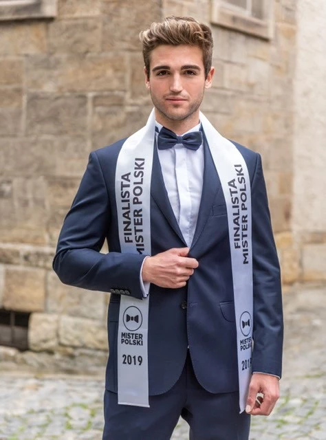 Bartosz Andrzejczak, 22 lata, Berlin Urodziłem się w Berlinie, ale rodziców mam z Polski. Już odkąd pamiętam ciągnęło mnie do sportów. Całe swoje dzieciństwo spędziłem na boiskach, siłowniach itd. Od 11. roku życia lat gram w tenisa i w 2017 zrobiłem licencję trenera. Pragnąłem wprowadzić do swojego życia więcej akcji, wiec w 2013 roku zacząłem grać w football amerykański i już po roku wylądowałem w pierwszej Bundeslidze. Przez kontuzje musiałem jednak skończyć z footballem w 2017 roku. Od 2014 roku pracuję w Berlinie jako model. W 2017 roku zaczęła się moja kariera aktorska. Dostałem rolę główną w serialu "Workout", trzy miesiące kręciliśmy zdjęcia na Kanarach, to było niezwykłe doświadczenie. Aktualnie gram w popularnym serialu ,,Berlin Tag und Nacht‘‘. Dodatkowo od 2016 roku studiuję biotechnologie. Bartosz Andrzejczak, 22 lata, Berlin Urodziłem się w Berlinie, ale rodziców mam z Polski. Już odkąd pamiętam ciągnęło mnie do sportów. Całe swoje dzieciństwo spędziłem na boiskach, siłowniach itd. Od 11. roku życia lat gram w tenisa i w 2017 zrobiłem licencję trenera. Pragnąłem wprowadzić do swojego życia więcej akcji, wiec w 2013 roku zacząłem grać w football amerykański i już po roku wylądowałem w pierwszej Bundeslidze. Przez kontuzje musiałem jednak skończyć z footballem w 2017 roku. Od 2014 roku pracuję w Berlinie jako model. W 2017 roku zaczęła się moja kariera aktorska. Dostałem rolę główną w serialu "Workout", trzy miesiące kręciliśmy zdjęcia na Kanarach, to było niezwykłe doświadczenie. Aktualnie gram w popularnym serialu ,,Berlin Tag und Nacht‘‘. Dodatkowo od 2016 roku studiuję biotechnologie.
