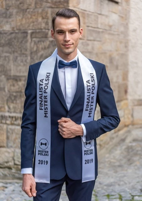Jan Barański, 25 lat. Garwolin Mieszkam w miejscowości Stary Puznów. Studiuję fizjoterapię i chciałbym w przyszłości pracować w tym zawodzie. Jestem otwarty na nowe doświadczenia. Od zawsze w moim życiu towarzyszył mi sport w każdej postaci. Obecnie jest to siłownia, jednak najbardziej pokochałem piłkę nożną. Gram na pozycji bramkarza. Od 15 lat regularnie co tydzień gram, co sprawia mi ogromną przyjemność. Jakiś czas temu zajmowałem się profesjonalnie modelingiem. Trwało to około 5 lat. Za granicą zdobyłem wiele doświadczenia związanego z tą pracą. Udało mi się również trochę pozwiedzać. Interesuję się również motoryzacją i bardzo lubię testować samochody. Sprawia mi to ogromna frajdę i podnosi poziom adrenaliny. Obecnie pracuje w firmie obuwniczej i swoje życie wypełniam obowiązkami codziennymi, ale liczę że wkrótce w moim życiu zajdzie zmiana. Uważam, że warto stale wnosić do życia coś nowego. Jan Barański, 25 lat. Garwolin Mieszkam w miejscowości Stary Puznów. Studiuję fizjoterapię i chciałbym w przyszłości pracować w tym zawodzie. Jestem otwarty na nowe doświadczenia. Od zawsze w moim życiu towarzyszył mi sport w każdej postaci. Obecnie jest to siłownia, jednak najbardziej pokochałem piłkę nożną. Gram na pozycji bramkarza. Od 15 lat regularnie co tydzień gram, co sprawia mi ogromną przyjemność. Jakiś czas temu zajmowałem się profesjonalnie modelingiem. Trwało to około 5 lat. Za granicą zdobyłem wiele doświadczenia związanego z tą pracą. Udało mi się również trochę pozwiedzać. Interesuję się również motoryzacją i bardzo lubię testować samochody. Sprawia mi to ogromna frajdę i podnosi poziom adrenaliny. Obecnie pracuje w firmie obuwniczej i swoje życie wypełniam obowiązkami codziennymi, ale liczę że wkrótce w moim życiu zajdzie zmiana. Uważam, że warto stale wnosić do życia coś nowego.