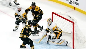 Brad Marchand strzela gola