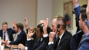 Głosowanie na sesji rady dzielnicy w sprawie odwołania burmistrza 