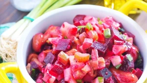 Nie wyrzucaj buraków z zakwasu. Zrobisz z nich najlepszą sałatkę 