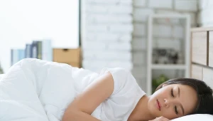 Śpisz przy otwartym oknie? Ekspert zdradza, czy to zdrowo