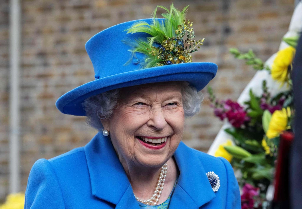 Królowa Elżbieta rezygnuje z naturalnych futer! 