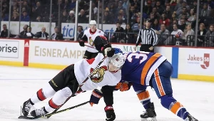 Władysław Namiestnikow z Ottawa Senators i Ross Johnston z New York Islanders (z prawej)