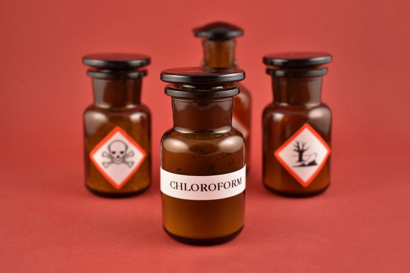 4. Chloroform Magiczny płyn, który po nasączeniu szmatki zmienia się w najpopularniejszą broń filmowych złoczyńców, kiedyś był podstawowym narzędziem każdego anestezjologa. Wynaleziony już w XIX wieku, przez prawie sto lat był stosowany jako bezpieczna alternatywa dla eteru. Jednak przypadki zatrzymania akcji serca sprawiły, że chloroformu nie używa się już do usypiania pacjentów. Ciekawostka: chloroform nie działa tak, jak przedstawiają to twórcy filmów. Żeby uśpić dorosłego człowieka, musi być wdychany przez około dwie, trzy minuty. 