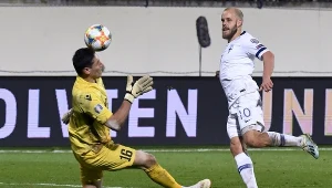 Fiński napastnik Teemu Pukki strzela gola dla swojej reprezentacji