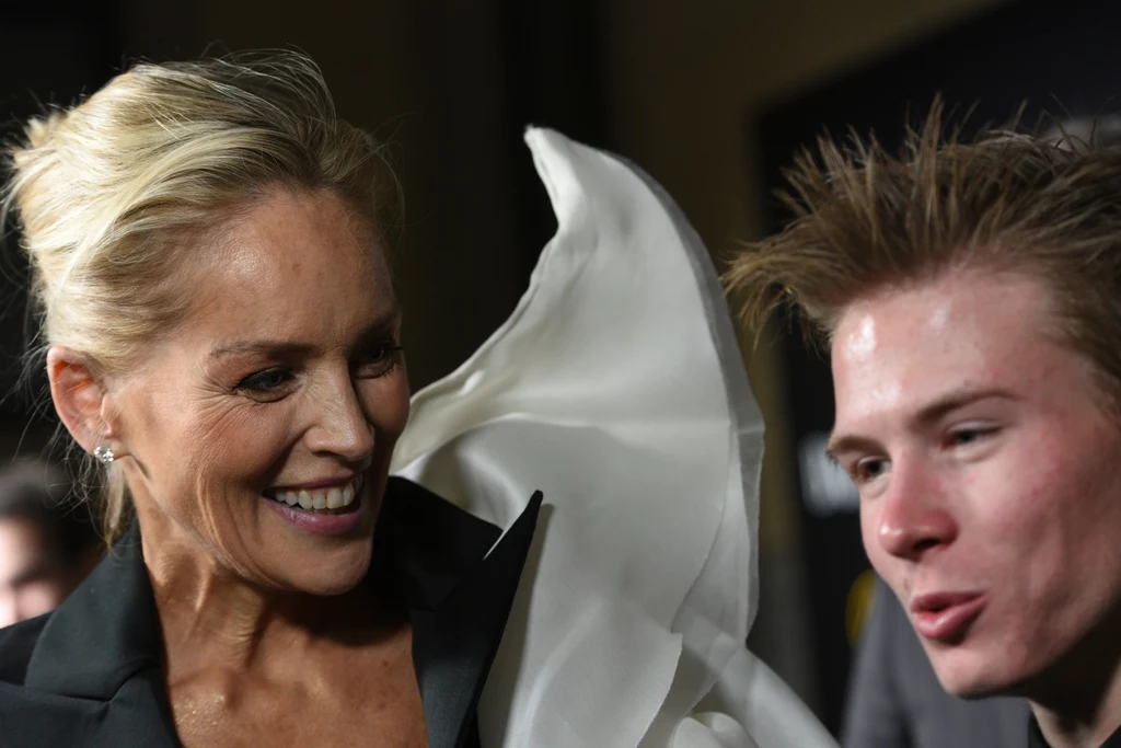 Sharon adoptowała Roana wraz z drugim mężem, ale kiedy po czterech latach para rozwiodła się, całkowitą opiekę nad dzieckiem przyznano ojcu. Sharon adoptowała Roana wraz z drugim mężem, ale kiedy po czterech latach para rozwiodła się, całkowitą opiekę nad dzieckiem przyznano ojcu.