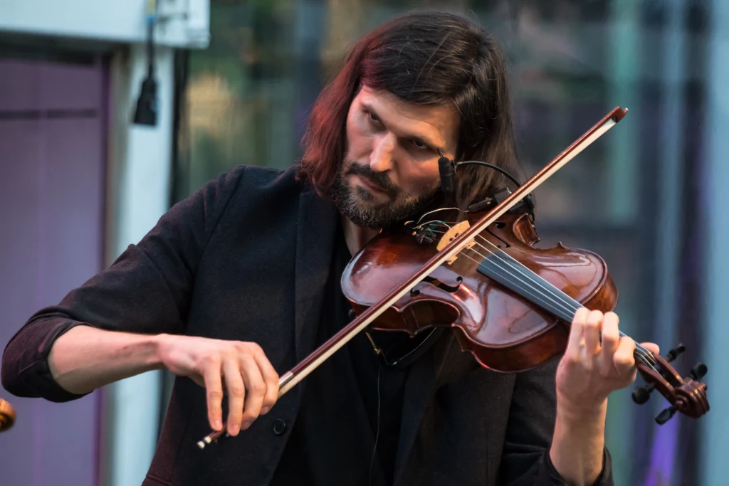 Michał Zaborski (Atom String Quartet) w akcji