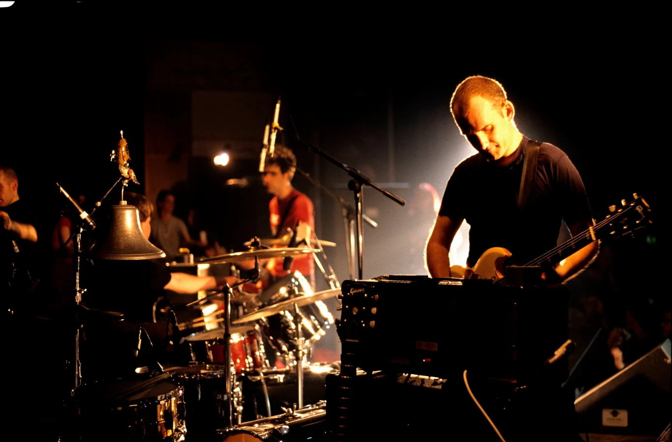 Fugazi to męski zespół hardcore'owy, który czynnie walczy z seksizmem. W 1988 roku wydali nowatorską, jak na tamte czasy, piosenkę "Suggestion". Muzycy napiętnowali kulturę gwałtu i uprzedzania. "Czemu nie mogę przejść ulicą wolna od sugestii? / Czy w oczach mężczyzn moje ciało jest jedyną mą cechą?" - zaczyna utwór wokalista. Posuwają się nawet do stwierdzenia, że ogólne ciche przyzwolenie na seksizm, jest "winą nas wszystkich". Fugazi podczas całej kariery kierował się zasadą Do It Yourself. Płyty wydawali w niezależnej wytwórni, a bilety na koncerty kosztowały zaledwie kilka dolarów. Otwarcie walczyli także z używkami, m.in. nie udzielali wywiadów do magazynów, w których znajdowały się reklamy papierosów i alkoholu. 