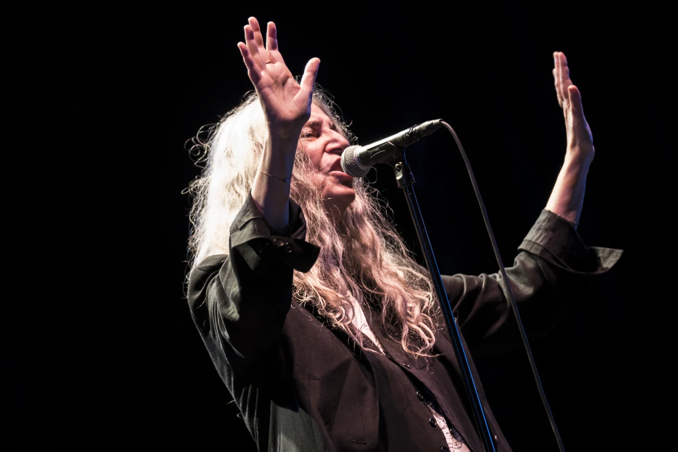 Patti Smith to feministyczna ikona rocka z lat 70. Jej aktywność zwiastowała dwie rzeczy: nadejście fali punk rocka i początek ruchu walczących kobiet. Jako pierwsza w środowisku rockowym pokazała, że kobiety nie muszą trzymać się wyznaczonych ról. Oprócz tego brała aktywny udział w protestach przeciwko wojnie w Iraku. Sprzeciw wobec polityki zagranicznej USA otwarcie wyraża w tekstach i wypowiedziach. 