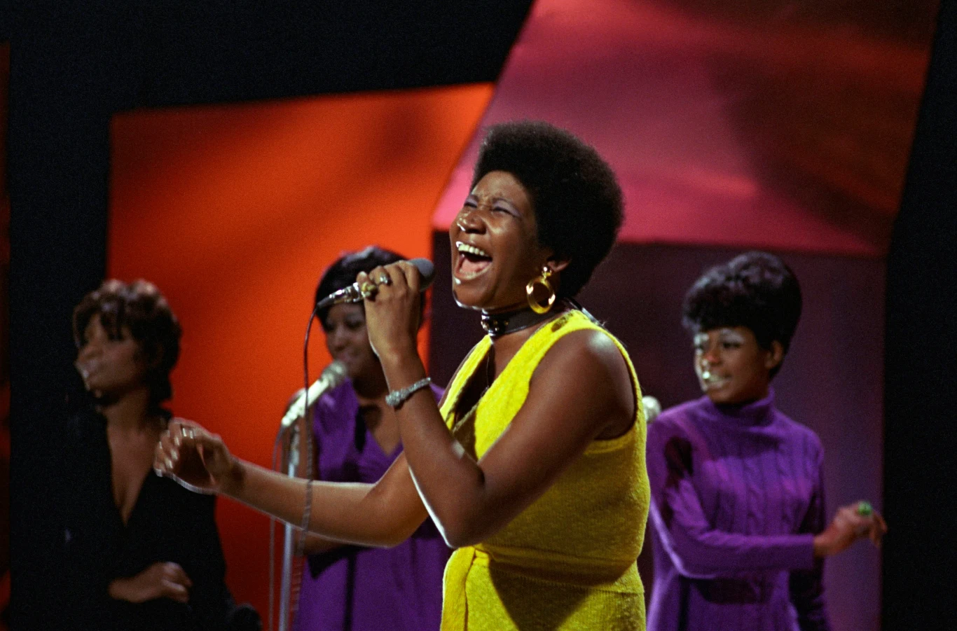 Diwa muzyki soulowej Aretha Franklin jeden ze swoich najbardziej znanych utworów, który jednocześnie jest manifestem feministycznym, nagrała mając zaledwie 26 lat. "Respect", bo o nim mowa, to społeczny komentarz, przypominający, że najważniejszy w życiu człowieka jest szacunek. W podobnym tonie tworzyła "Think", gdzie śpiewała o znaczeniu wolności. Jej piosenki nie tylko oczarowują kunsztem muzycznym, ale również skłaniają do głębszych refleksji. W 1968 roku "Record Mirror" określiło ją terminem "kolorowa", kilkanaście lat później, m.in. właśnie dzięki działalności Franklin, nikt już nie określa tak Afroamerykanów. W 2008 roku magazyn "Rolling Stone" okrzyknął ją wokalistką wszech czasów, która przewyższa nawet Elvisa Presleya! 