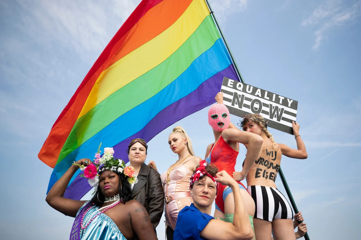 Pussy Riot to prawdopodobnie najbardziej znana grupa muzyczna związana z feminizmem. Rosyjski zespół słynie przede wszystkim z happeningów, prowokacji obyczajowych i protestów. Już sam wygląd członkiń Pussy Riot wzbudza kontrowersje - zawsze noszą letnie sukienki, kolorowe rajstopy i kominiarki zasłaniające twarz. W 2012 roku trzy działaczki: Marija Alochina, Jekatierina Samucewicz i Nadieżda Tołokonnikowa trafiły do więzienia za jeden z występów, który obraził władzę Rosji. 