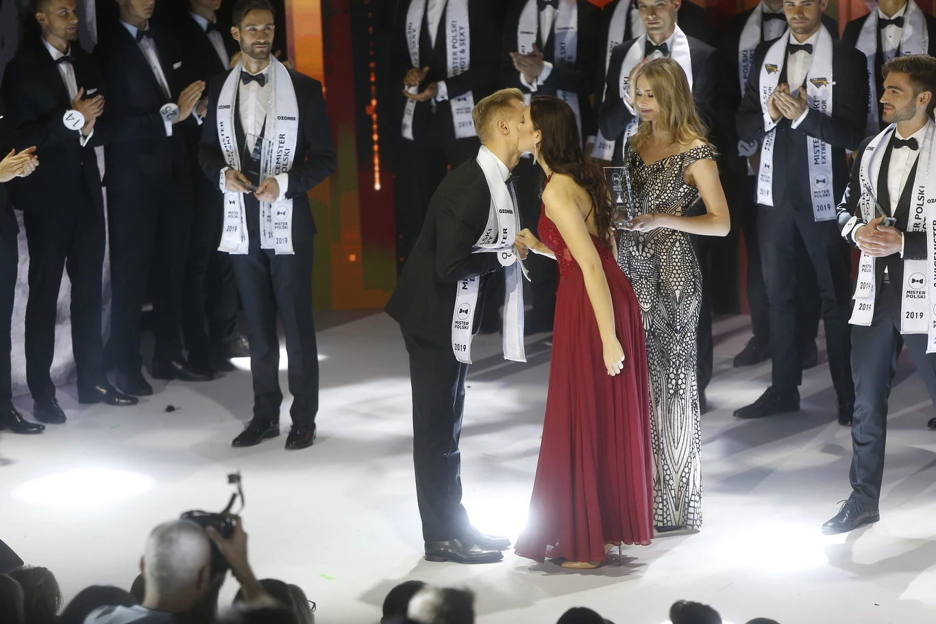 Daniel w indywidualnej prezentacji na scenie zaśpiewał utwór "Sway", a potem - wraz z tancerkami - wystąpił w układzie tanecznym.