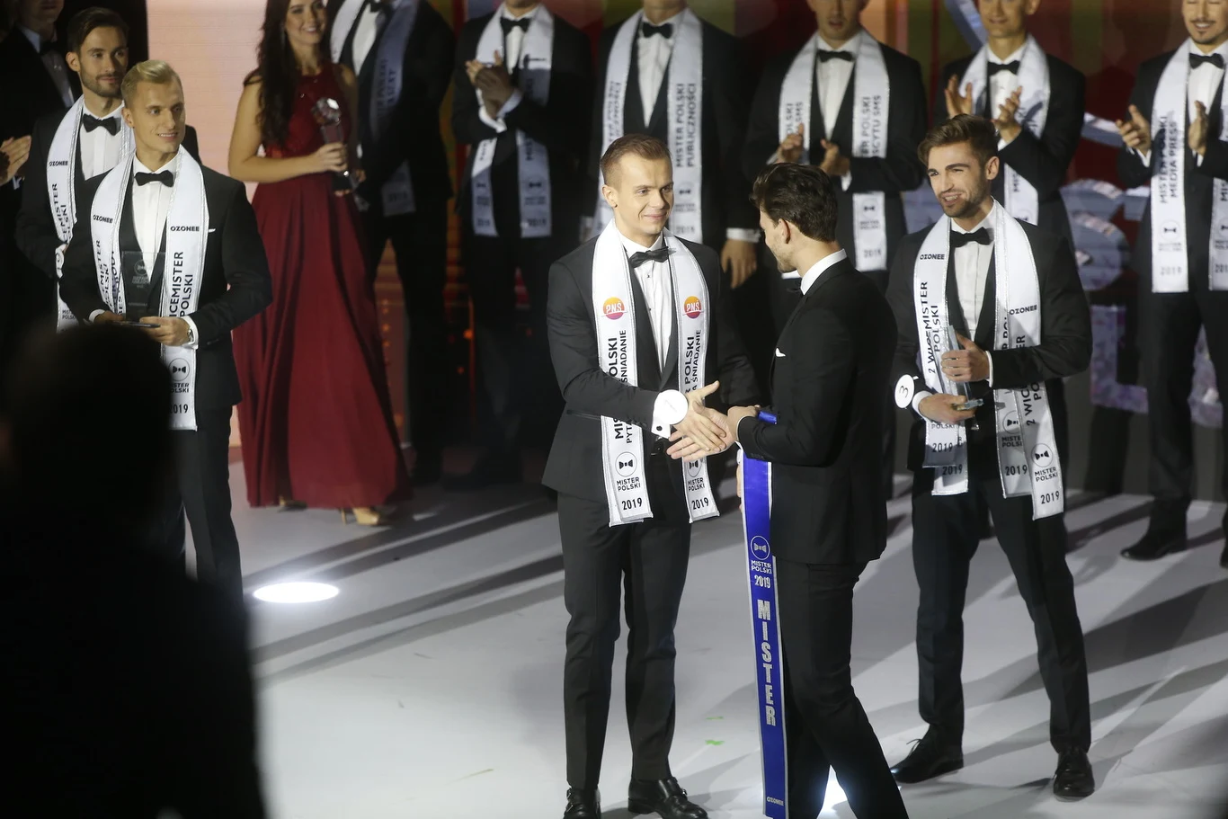 Danielowi Borzewskiemu szarfę przekazał ubiegłoroczny Mister, Tomasz Zarzycki.