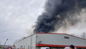 Pożar hali magazynowej na ulicy Krakowiaków w Warszawie