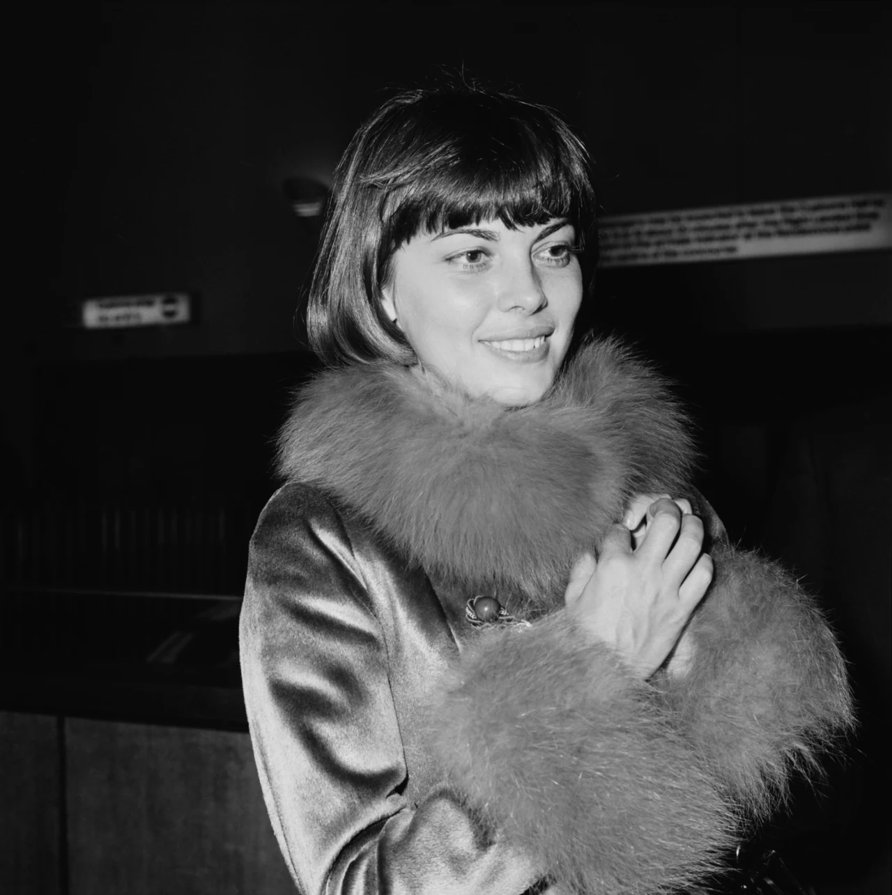 Mireille Mathieu urodziła się w Awinionie, 22 lipca 1946 roku, jako najstarsza z czternaściorga dzieci Marcelle i Rogera Mathieu. Wychowywała się w niezbyt zamożnej rodzinie, sama w wieku 14 lat rozpoczęła pracę w fabryce kopert. Pierwsze kroki na estradzie stawiała w lokalnych konkursach piosenki. Mireille Mathieu urodziła się w Awinionie, 22 lipca 1946 roku, jako najstarsza z czternaściorga dzieci Marcelle i Rogera Mathieu. Wychowywała się w niezbyt zamożnej rodzinie, sama w wieku 14 lat rozpoczęła pracę w fabryce kopert. Pierwsze kroki na estradzie stawiała w lokalnych konkursach piosenki.
