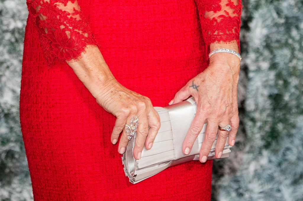 Helen Mirren ma już jeden tatuaż. Jest malutki, przedstawia dwie nachodzące na siebie litery V i znajduje się na dłoni. Helen Mirren ma już jeden tatuaż. Jest malutki, przedstawia dwie nachodzące na siebie litery V i znajduje się na dłoni.