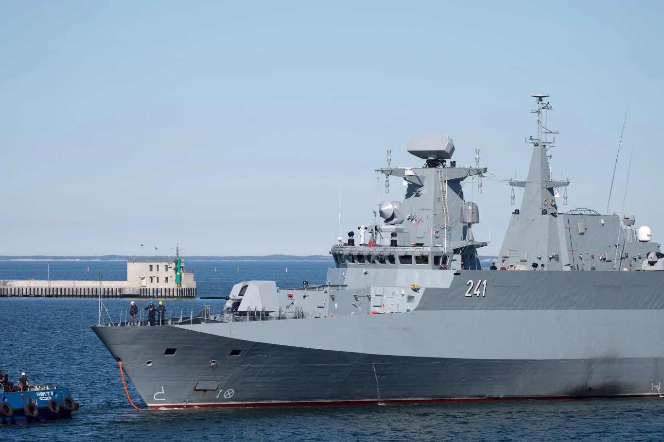 "Ślązak" w asyście holowników wraca do portu z prób morskich