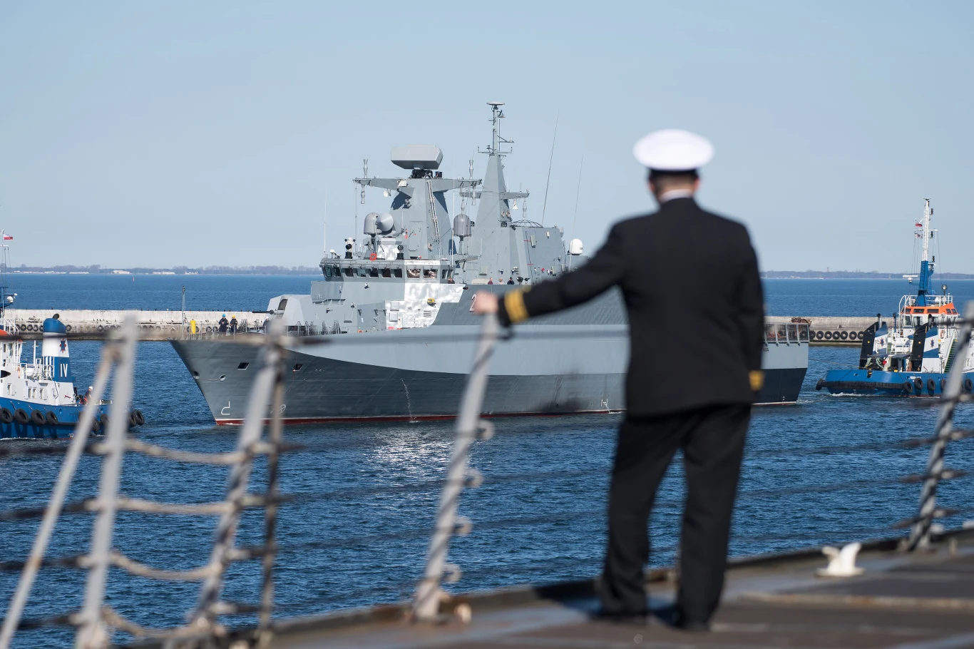 "Ślązak" w asyście holowników wraca do portu z prób morskich