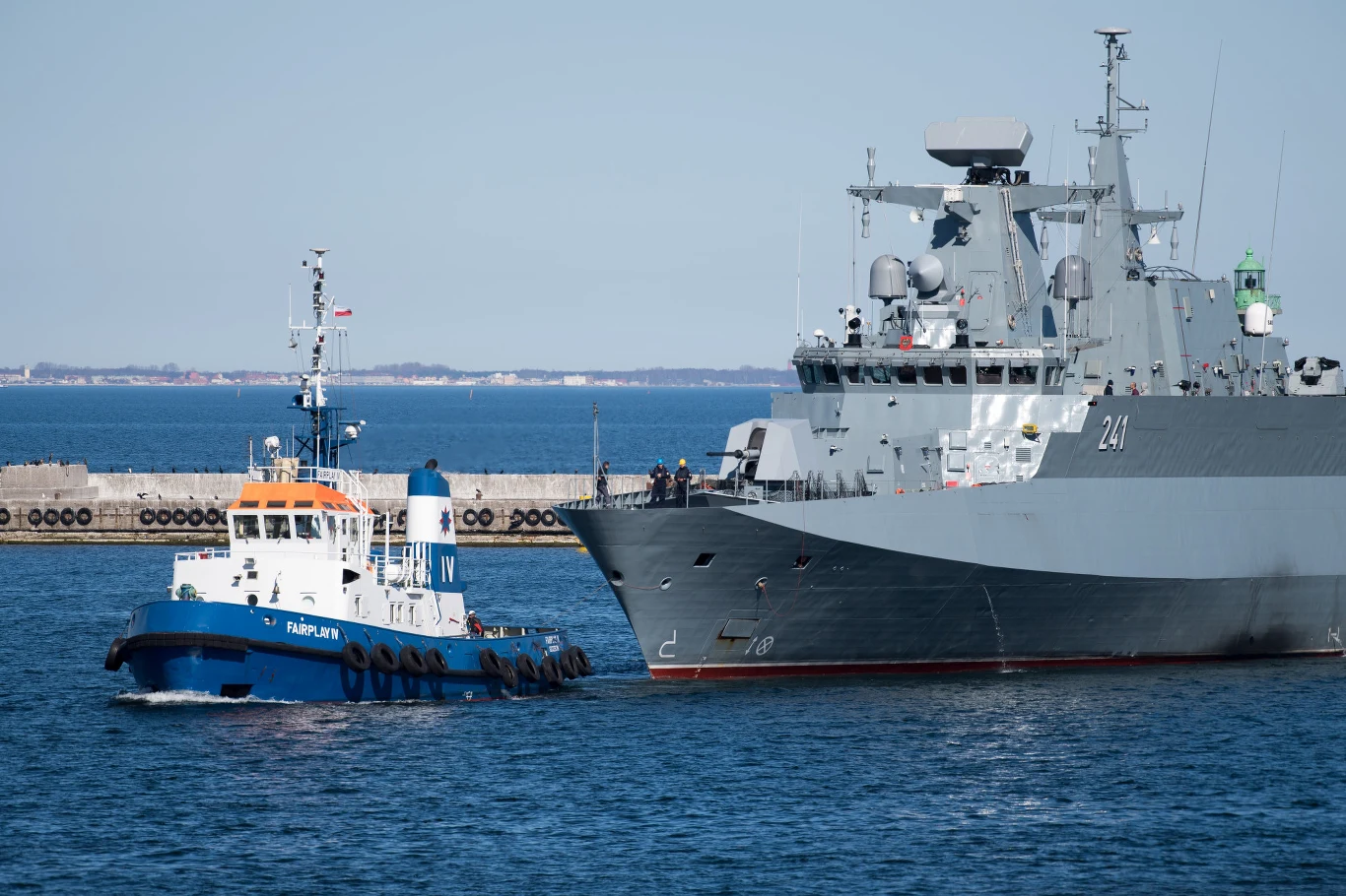 "Ślązak" w asyście holowników wraca do portu z prób morskich