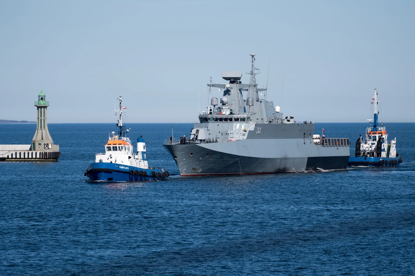 "Ślązak" w asyście holowników wraca do portu z prób morskich