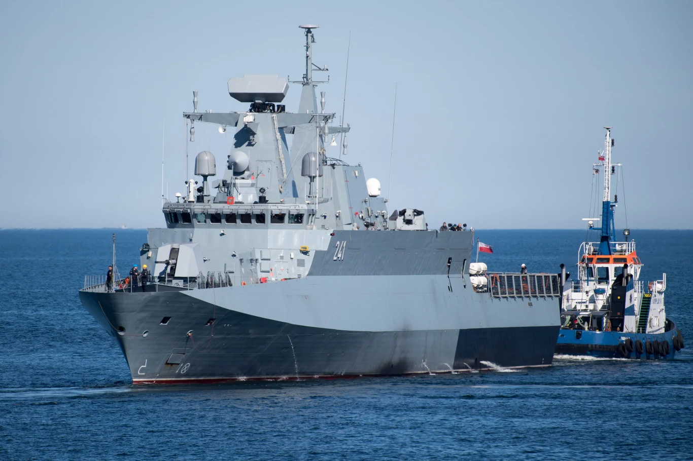 "Ślązak" w asyście holowników wraca do portu z prób morskich