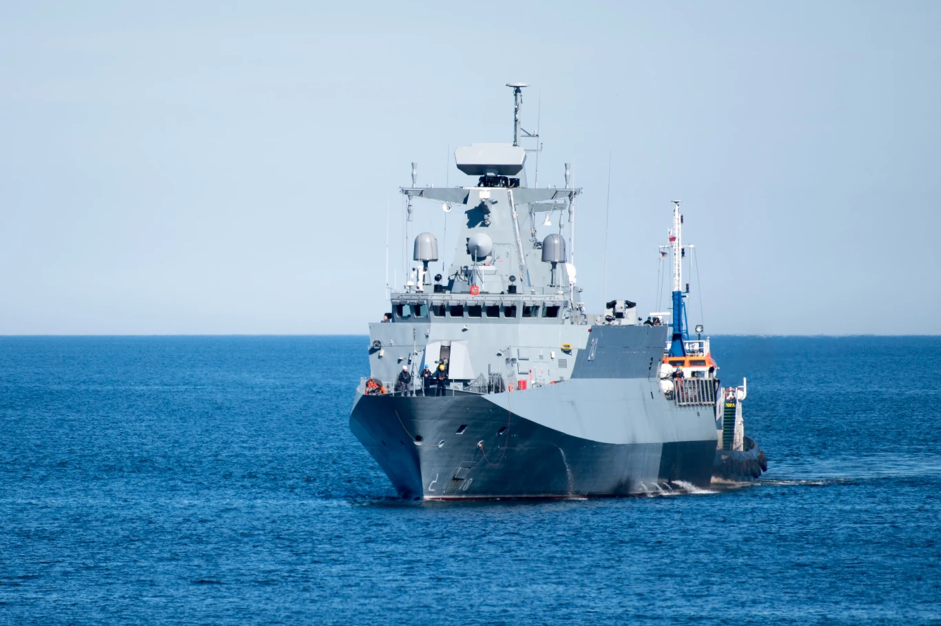 "Ślązak" w asyście holowników wraca do portu z prób morskich