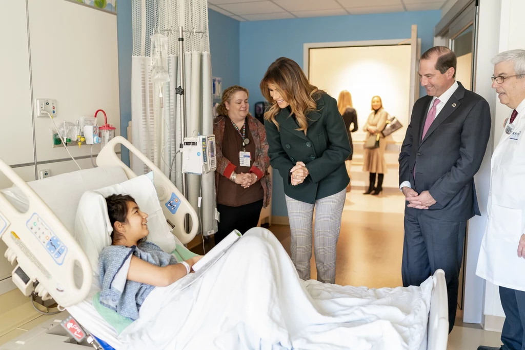 Melania podchodziła do szpitalnych łóżek, okazując swoje zainteresowanie wobec podopiecznych kliniki. W odwiedzinach towarzyszył jej Sekretarz Zdrowia i Opieki Społecznej Alex Azar i, oczywiście, część pracowników. Melania podchodziła do szpitalnych łóżek, okazując swoje zainteresowanie wobec podopiecznych kliniki. W odwiedzinach towarzyszył jej Sekretarz Zdrowia i Opieki Społecznej Alex Azar i, oczywiście, część pracowników.