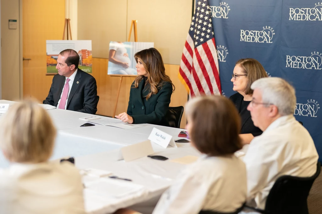 Spotkanie z chorymi dziećmi to jednak nie jedyny powód wizyty Melanii Trump. Podczas pobytu w Boston Medical Center w Bostonie, odbyła się również dyskusja przy okrągłym stole. Pierwsza dama Ameryki oczywiście również wzięła w niej udział. Spotkanie z chorymi dziećmi to jednak nie jedyny powód wizyty Melanii Trump. Podczas pobytu w Boston Medical Center w Bostonie, odbyła się również dyskusja przy okrągłym stole. Pierwsza dama Ameryki oczywiście również wzięła w niej udział.