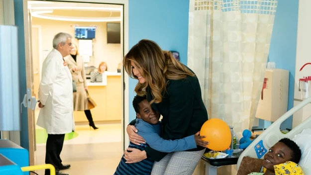 Szóstego listopada Melania Trump odwiedziła pacjentów oddziału pediatrycznego kliniki "Boston Medical Center".

Mali pacjenci bardzo ucieszyli się, że mają okazję, by osobiście poznać pierwszą damę Ameryki. 

Była modelka również nie szczędziła im czułości.  