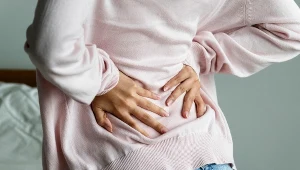 Ból głowy, drętwienie rąk, utrudnione oddychanie. To może być od kręgosłupa