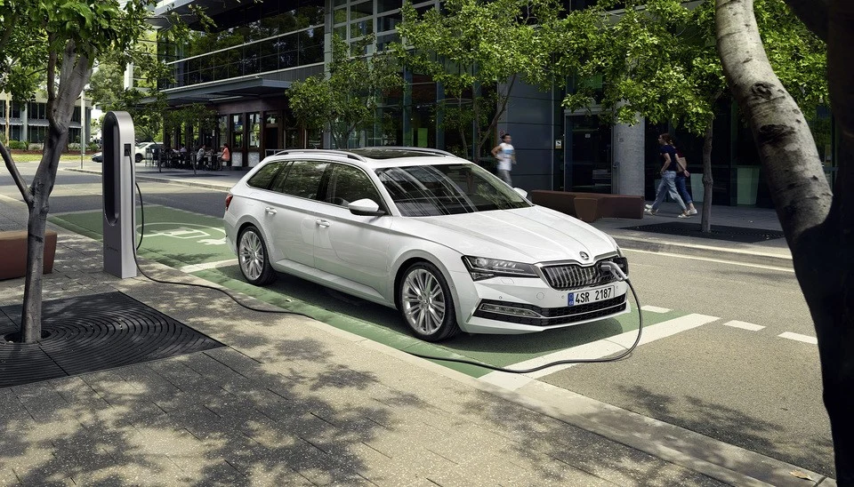 Superb iV jest pierwszą hybrydą typu plug-in w historii Škody Superb iV jest pierwszą hybrydą typu plug-in w historii Škody