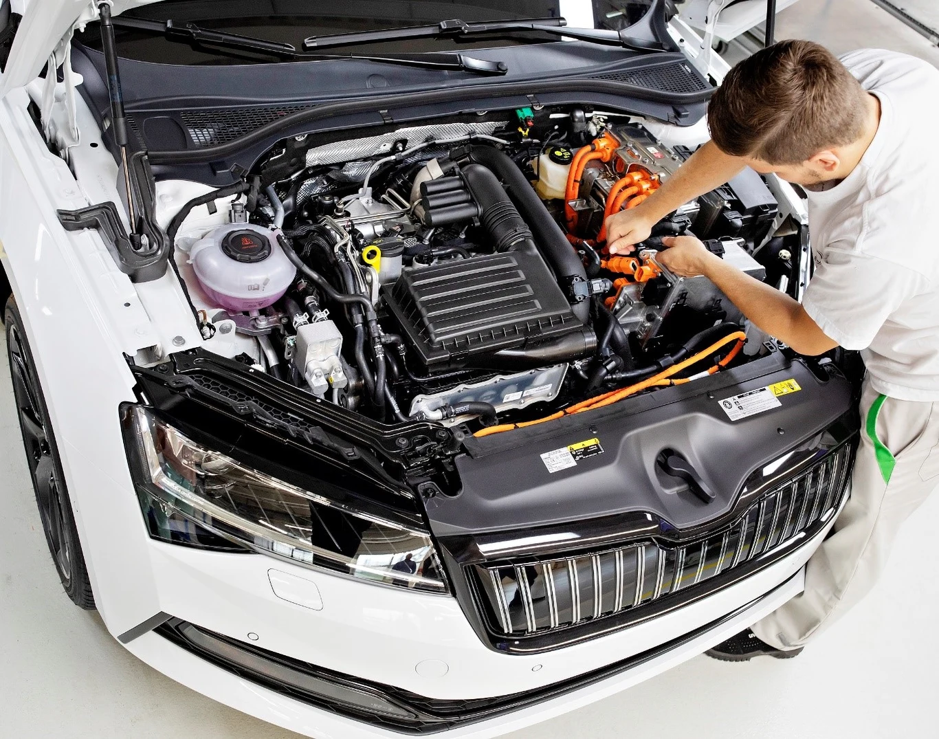 Pod maską Superba iV znajdą się silnik elektryczny i benzynowy o łącznej mocy 218 KM Pod maską Superba iV znajdą się silnik elektryczny i benzynowy o łącznej mocy 218 KM