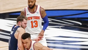 Kevin Knox (R) z New York Knicks mija Lukę Doncici z Dallas Mavericks