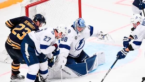 Bramkarz Andriej Wasilewski z Tampa Bay Lightning interweniuje podczas meczu NHL Global Series z Buffalo Sabres, jaki rozegrano w piątek, w Sztokholmie