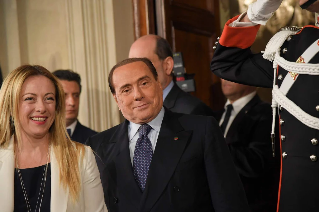 Silvio Berlusconi (P) jest liderem partii "Forza Italia" (z lewej liderka "Fratelli d'Italia" - Giorgia Meloni) władał klubem AC Milan Silvio Berlusconi (P) jest liderem partii "Forza Italia" (z lewej liderka "Fratelli d'Italia" - Giorgia Meloni) władał klubem AC Milan