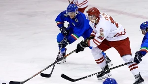 Zawodnik reprezentacji Polski Marcin Kolusz (P) i Phil Pietroniro (L) z Włoch podczas meczu na międzynarodowym turnieju z cyklu Euro Ice Hockey Challenge o Puchar Niepodległości