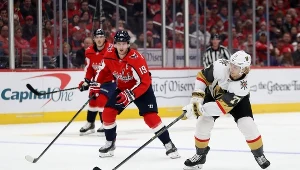 Nicklas Backstroem (z lewej) zdobył dwie bramki