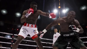 Izu Ugonoh (z lewej) w walce z Fredem Kassim