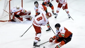 Aron Chmielewski (w środku) podczas meczu z Węgrami