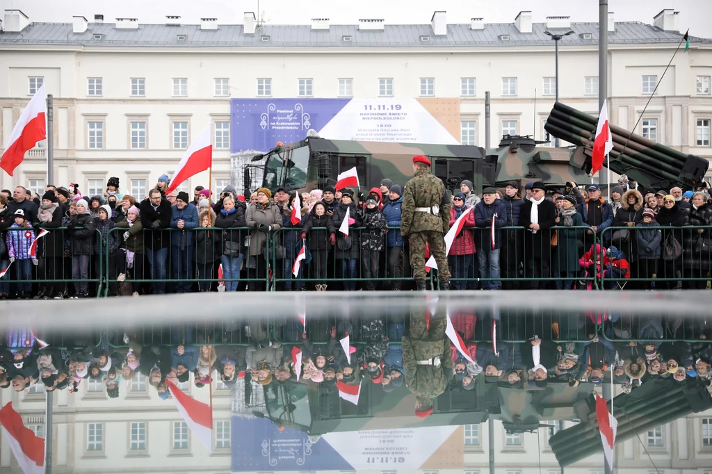 Uczestnicy uroczystej odprawy wart przed Grobem Nieznanego Żołnierza w Warszawie z okazji obchodów Narodowego Święta Niepodległości. Uczestnicy uroczystej odprawy wart przed Grobem Nieznanego Żołnierza w Warszawie z okazji obchodów Narodowego Święta Niepodległości.